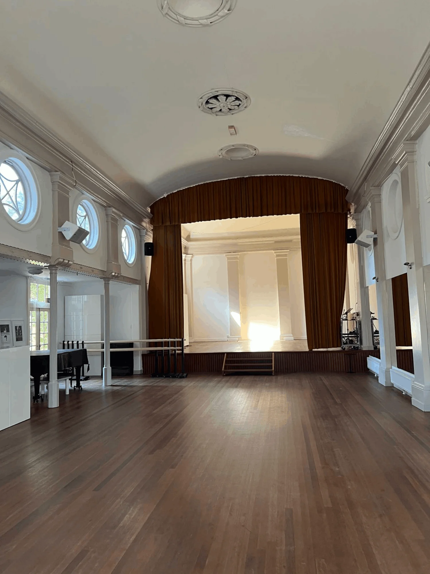 De concertzaal met podium