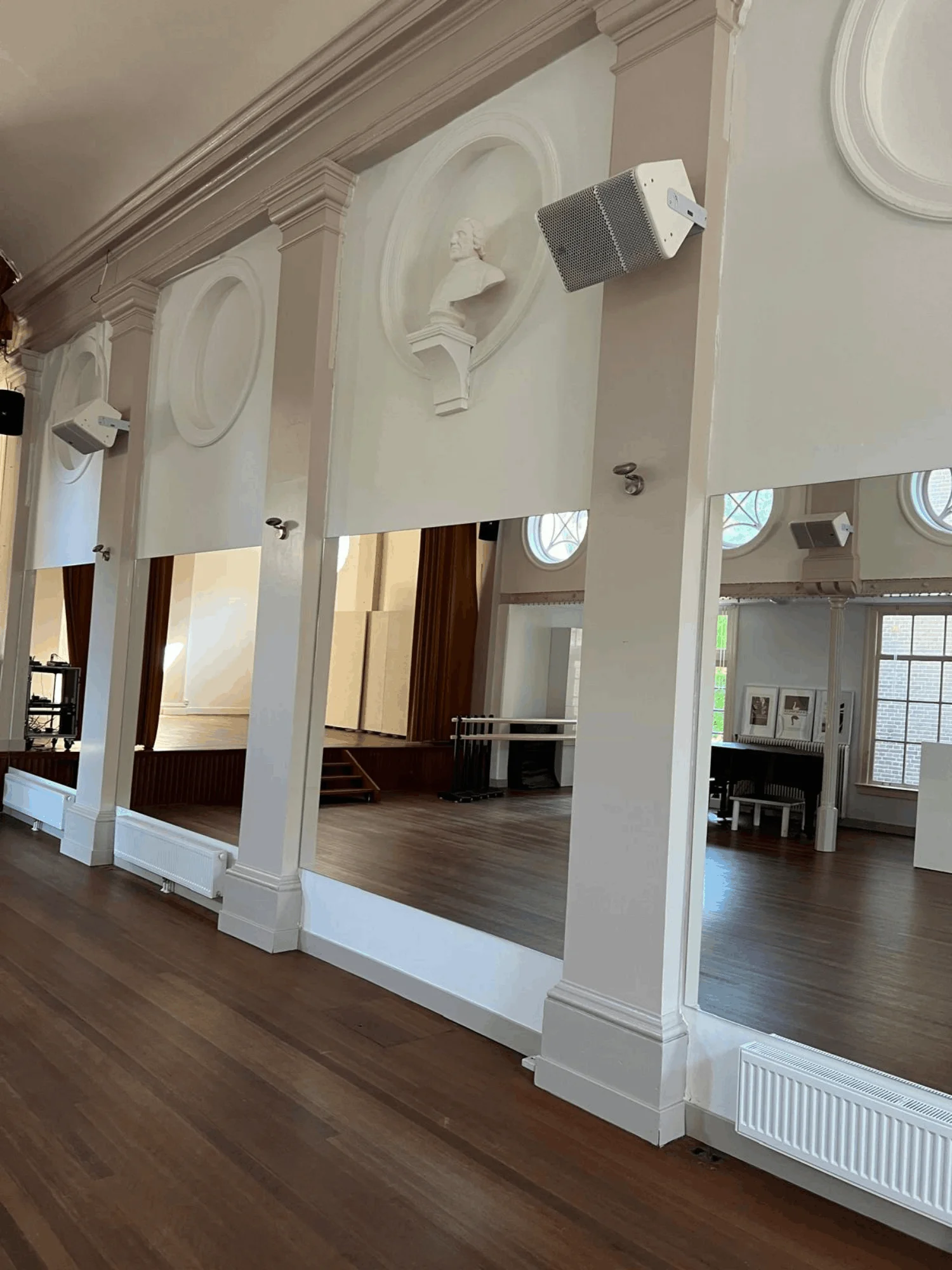 De zaal met grote spiegels